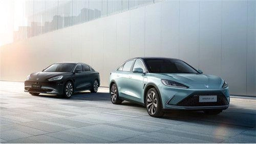 ARCFOX ΑT GANÓ EL PREMIO DE BENCHMARK MANUFACTURERS EN LA CUMBRE DE BASE DE CHINA